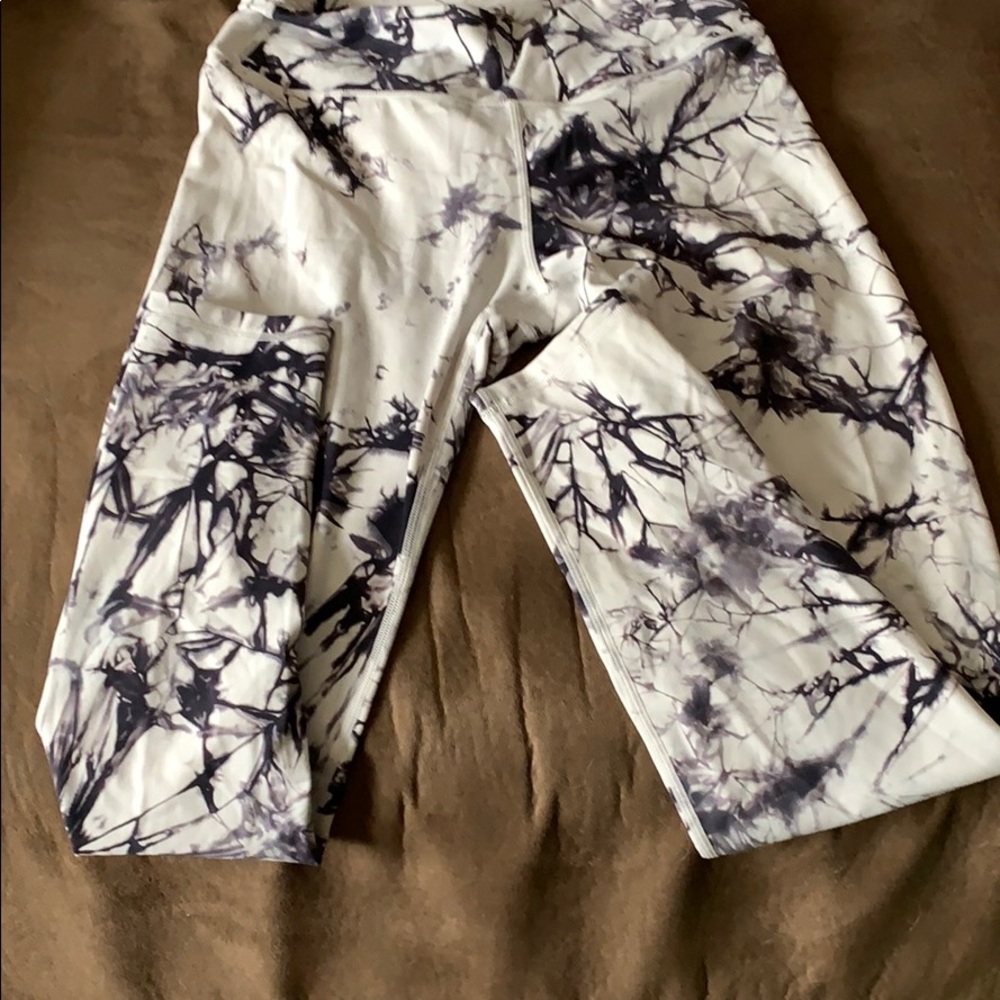 YELETE Tie dye size M leggings!